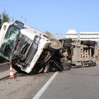 El camión accidentado esta mañana en la AP-7 a la altura de Vilabreix