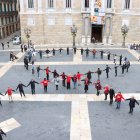 Imatge del llaç humà que el Comité Primer de Desembre va dur a terme a la plaça Sant Jaume el 2022