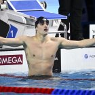 Carles Coll Martí celebra després de guanyar la medalla d’or dels 200 m braça masculins del Campionat del Món en piscina curta a Budapest, Hongria.