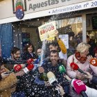 Imagen de archivo de varias personas celebrando el Gordo del sorteo extraordinario de Navidad de la Lotería Nacional de 2023