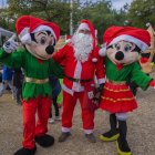 El Pare Noel, Mickey i Minnie Mouse i Campi van fer acte de presència al Parc de Nadal de l’AV.