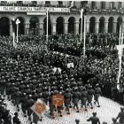 Desfilada militar a la plaça de Prim amb motiu de la celebració de l’aniversari de l’ocupació de les tropes franquistes.