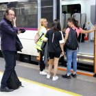 Imatge d'arxiu d'una informadora parlant amb usuàries de Rodalies