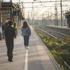 Imatge d'arxiu d'usuaris esperant un tren a les vies de l'estació de Sant Vicenç de Calders