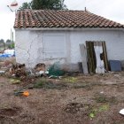 El vehicle implicat en l'accident de la T-350 a Santa Bàrbara aquest divendres a la nit ha topat contra el mur d'una casa al punt quilomètric 1,1