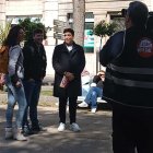 Imagen de Xuso Jones preguntando a dos personas en la Rambla de Tarragona.