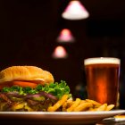 Imatge d'arxiu d'una hamburguesa amb cervesa.