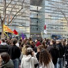 Protesta de l'esquerra independentista davant de la comissaria de les Corts per la detenció de tres persones