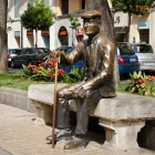 Imatge de l'estàtua de l'Avi Virgili a la Rambla Nova de Tarragona.