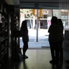 Un comerç de l'avinguda Josep Tarradellas de Barcelona sense llum.