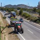 Una máquina limpiando la mediana en la AP-7 a su paso por la nuclear de Vandellòs.