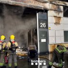 Els Bombers treballant en les tasques d'extinció de l'incendi a l'empresa Cleanwater Pool de Vilanova i la Geltrú