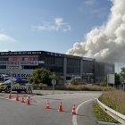 Imatge del núvol tòxic de clor de l'incendi d'una indústria de productes per a piscines a Vilanova i la Geltrú