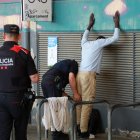 Agents dels Mossos d'Esquadra identificant un home a l'estació d'autobusos de Tarragona