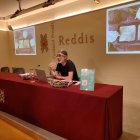 Fotografia de l’historiador Joan Navais durant la conferència a la Fundació Privada Reddis.