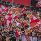 Aficionats granes en un partit de l'equip al Nou Estadi Costa Daurada.