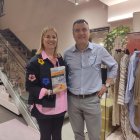 Fotografia de la presidenta de la Unió de Botiguers de Reus, Rosa Lucas, i l’historiador Josep Cruset.