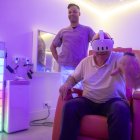 Un usuari, fent ús de les ulleres de la realitat virtual, amb l’acompanyament del neuropsicòleg Cristian Cabrera.