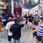 Un dels moments de la trobada, que va tenir lloc al carrer de Martí Napolità