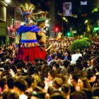 Una multitud de persones va llançar-se al carrer per presenciar la Cercavila de la Nit de fer l’Índiu celebrada aquesta passada nit.