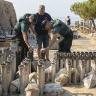 Diversos agents de la Guàrdia Civil inspeccionen la zona de la pirotècnia cada dia abans i després del concurs.