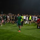 Joan Oriol, el capità del Nàstic, a la gespa de Zubieta després de la dolorosa derrota, completament sol.