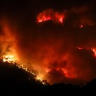 Les flames que cremen a l'incendi de Paüls a la zona del Parc Natural dels Ports.