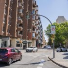 Fotografia de l’entrada de l’avinguda del Doctor Vilaseca on hi ha instal·lat un dels cartells informatius de la zona de baixes emissions.