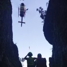 Un instant del rescat de l'escaladora a Rojals.