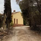 Imatge de l'entorn de La Kolina Casa Rural després de l'incendi que va afectar el Baix Ebre.