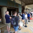 És habitual veure cues de gent esperant per entrar a la Casa Navàs, sigui de dilluns a divendres o els caps de setmana.