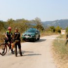 Els Agents Rurals informen un ciclista del tancament d'un dels accessos dels Ports
