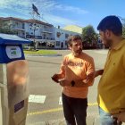Dani Franquès i Jordi Molinera, en un dels parquímetres de Baix a Mar.