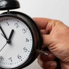 El objetivo del cambio de hora es optimizar el uso de la luz solar y reducir el consumo energético.