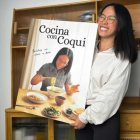 Imagen de la influencer 'Cocina con Coqui' con la portada de su nuevo libro.