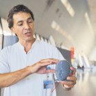 El neurofisiòleg clínic Vicenç Pascual, explicant com funciona el sistema amb un maniquí.