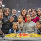 Moment en què es van bufar les espelmes que presidien el pastís encomanat per a l’ocasió.