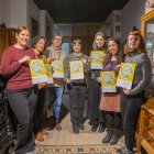 Fotografia de negocis membres de la campanya 'Compra local, paga en efectiu' a la botiga Trashteiro.