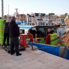 Pescadors de la Confraria de Tarragona descarregant les captures d'una embarcació d'arrossegament l'endemà de l'anunci de l'ampliació dels dies de pesca.