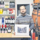 Marc Niubó va agafar les regnes del negoci el 2014. A la imatge, mostrant com era la botiga al passat.