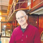 L'escriptor Raimon Portell, amb un exemplar de 'La Casa Navàs'.