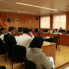 Els cinc homes acusats de diversos delictes, entre ells d'homicidi en grau de temptativa, els seus advocats i el tribunal, a l'inici del judici que se celebra a l'Audiència de Tarragona.