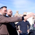 L'alcalde d'Alcanar, Joan Roig, parlant amb membres de la taula des del terrat de l'Ajuntament.