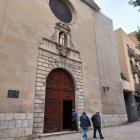 Ciutadans entrant i sortint del Temple de la Sang diumenge.