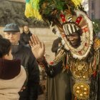 Fotografia del patge reial saludant a un infant de Reus durant la seva arribada a la ciutat.