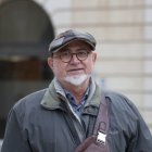 Víctor Sentís, especialista en Cirurgia Ortopèdica i Traumatologia jubilat, davant l'Antic Hospital Sant Joan.