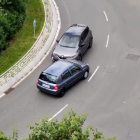 Un conductor agafa una rotonda de Reus en sentit contrari