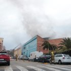 Els Bombers treballen en l'incendi d'una empresa d'aliments congelats a Reus