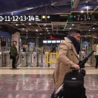 Un viatger a l'estació de Sants de Barcelona dimarts a primera hora del matí, després d'una setmana de crisi ferroviària.