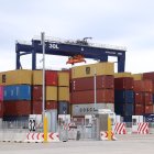 Punts semiautomatitzats movent contenidors a la terminal BEST del port de Barcelona.